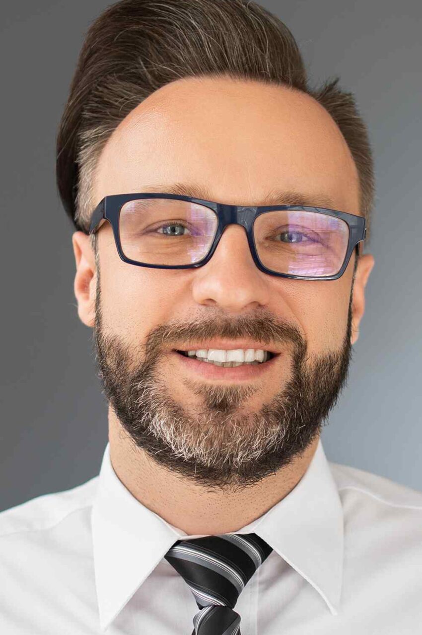 https://www.rainwellconsulting.com/wp-content/uploads/2019/02/team_02-850x1280.jpg